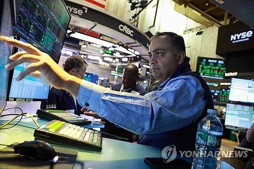 뉴욕 증권거래소의 트레이더. 로이터 연합뉴스 자료사진.