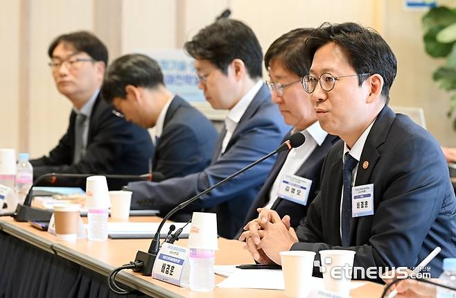 '과학기술·인공지능 미래전략회의' 첫 회의가 13일 서울 종로구 국가과학기술자문회의에서 열렸다. 배경훈 부총리 겸 과학기술정보통신부 장관이 인사말을 하고 있다. 이동근기자 foto@etnews.com