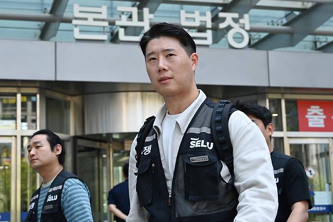 최승호 삼성그룹 초기업노조 삼성전자 지부 위원장이 13일 경기 수원시 수원지법에서 열린 삼성전자 노조 위법 쟁의행위 금지 가처분 신청 2차 심문을 마친 뒤 법원을 나서고 있다. 뉴시스