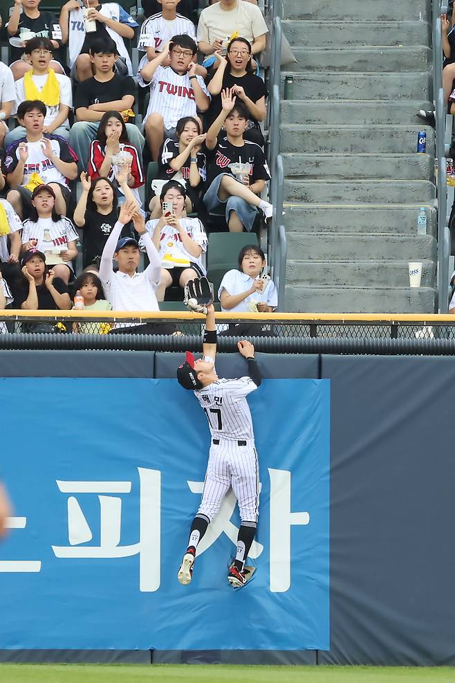 박해민이 지난 8월 5일 잠실 두산전에서 김재환의 홈런성 타구를 멋지게 글러브에 담아내고 있다. 사진=LG 제공