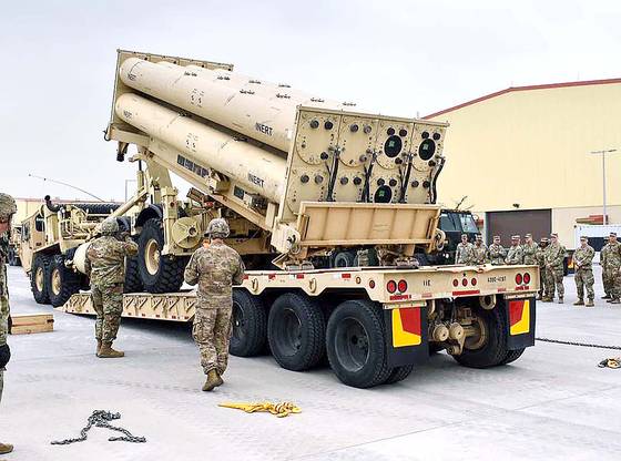 주한미군이 평택 미군기지(캠프 험프리스)에서 '비활성화탄(inert)'을 사드(THAAD, 고고도 미사일방어체계) 발사대에 정착하는 훈련을 하고 있다. 주한미군 제35방공포여단 페이스북=연합뉴스