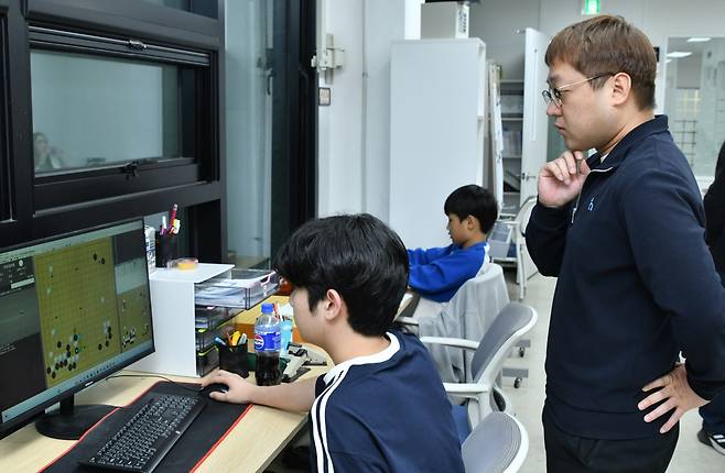 한 학생이 11일 서울 성동구에 위치한 류동완바둑도장에서 류동완 4단이 지켜보는 가운데 AI를 통해 복기하고 있다. 한국기원 제공