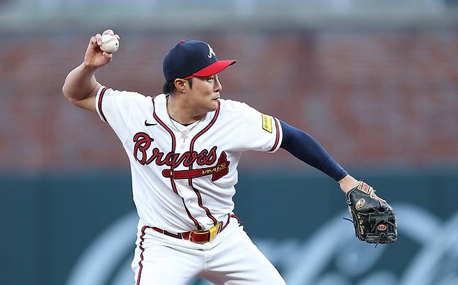 애틀랜타의 김하성이 13일 시카고 컵스와 MLB 경기에서 3회초 수비 때 송구하고 있다. AFP연합뉴스