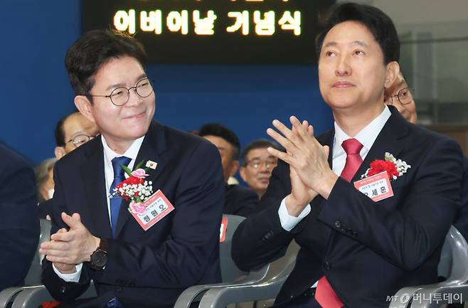 (서울=뉴스1) 오대일 기자 = 정원오 더불어민주당 서울시장 후보와 오세훈 국민의힘 서울시장 후보가 6일 서울 중구 장충체육관에서 열린 대한노인회 서울시연합회 제54회 어버이날 기념행사에서 나란히 손뼉을 치고 있다. 2026.5.6/뉴스1 Copyright (C) 뉴스1. All rights reserved. 무단 전재 및 재배포, AI학습 이용 금지. /사진=(서울=뉴스1) 오대일 기자