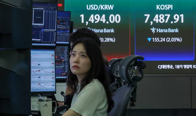 13일 코스피가 장 초반 하락하다 상승 전환했다. 사진은 이날 오전 개장 시황이 표시되는 서울 중구 하나은행 딜링룸 전광판. /사진=뉴스1