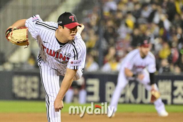 2026년 4월 1일 오후 서울 잠실구장에서 '2026 신한 SOL KBO리그' KIA 타이거즈와 LG 트윈스의 경기. LG 함덕주가 7회초 구원등판해 역투하고 있다./마이데일리