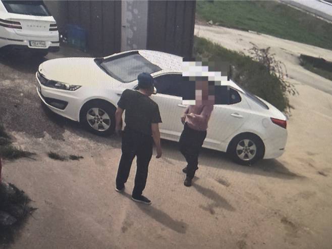 지난달 19일 오후 1시쯤 전북 임실군 삼계면의 한 주택에서 A예비후보 캠프의 자원봉사자로 추정되는 인물이 지역 주민에게 금품을 전하며 A후보의 지지를 호소했다는 의혹이 제기됐다. 독자 제공
