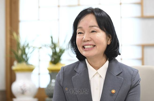 ‘현장에 답이 있다’는 생각을 갖고 있는 송경희 개인정보보호위원회 위원장은 개인정보 정책 현장을 직접 찾아 의견을 청취하고 있다. 개인정보가 AI기술 발전에 발목을 잡지 않도록 가명화 절차 간소화, 사전적정성 검토 등 각종 지원사업을 시행하는 것도 현장의 의견을 정책에 반영한 것이다. 이지훈 기자