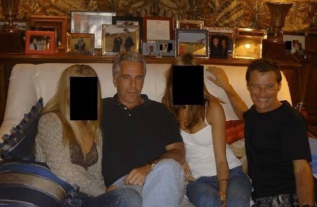 미 법무부가 공개한 엡스타인 관련 자료에 포함된 사진. 제프리 엡스타인과 프랑스 모델 에이전트 장뤼크 브뤼넬로 지목된 인물이 신원이 가려진 여성 2명과 함께 앉아 있다. 미 법무부 자료 캡처