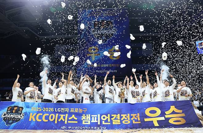 부산 KCC 선수들이 13일 고양 소노 아레나에서 열린 2025~2026 프로농구 챔피언결정전 고양 소노와의 5차전 경기에서 승리하면서 챔피언 자리에 오른 뒤 트로피를 들고 기뻐하고 있다. 연합뉴스