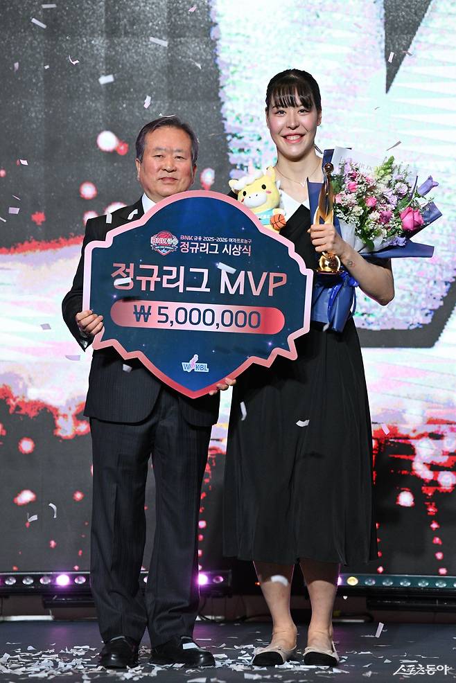 FA 박지수(오른쪽)의 행선지가 14일 결정될 것으로 보인다. 2025~2026시즌 정규리그 시상식서 MVP 트로피를 받고 신상훈 WKBL 총재와 기념촬영하는 박지수. 사진제공|WKBL
