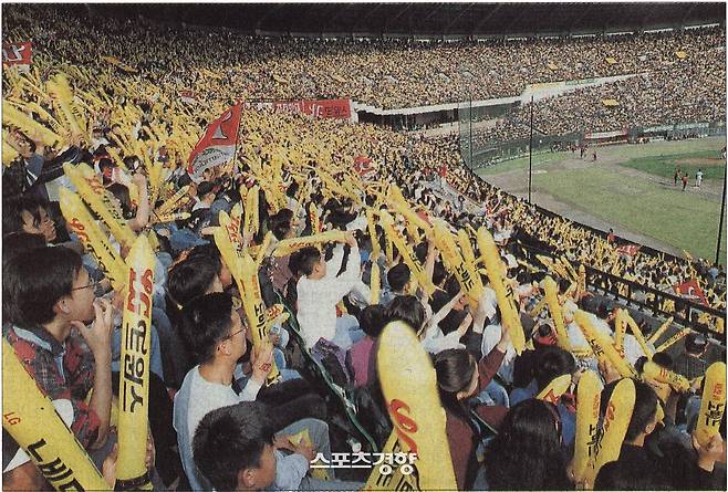 1997년 10월19일 해태-LG의 한국시리즈 1차전이 열린 잠실구장에서 관중이 응원전을 펼치고 있다. 경향신문 자료사진