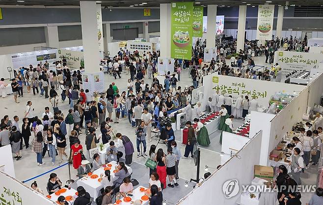 국가무형유산 사찰음식 대축제 성황 (서울=연합뉴스) 백승렬 기자 = 제4회 사찰음식 대축제가 8일 서울 양재 aT센터 제1전시장에서 많은 참가자가 몰려 성황리에 열리고 있다. 이번 행사는 사찰음식이 국가무형유산으로 최근 지정된 것을 계기로 사찰음식의 전통과 가치를 알리기 위해 마련됐다. 2025.6.8 srbaek@yna.co.kr