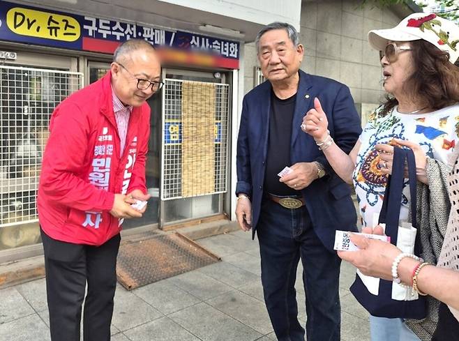 ▲ 재선 도전에 나서는 안중돈 시의원이 14일 덕양구청 가로수길 앞에서 시민들에게 인사를 하며 명함을 나눠주고 있다. /김재영 기자 kjyeong@incheonilbo.com