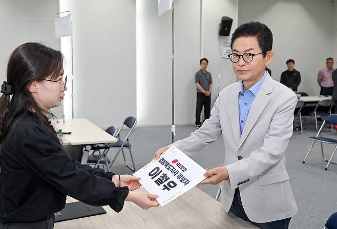 국민의힘 이철우 경북도지사 후보가 14일 경북선거관리위원회를 찾아 공식 후보 등록 절차를 밟고 있다. /이철우 후보 제공
