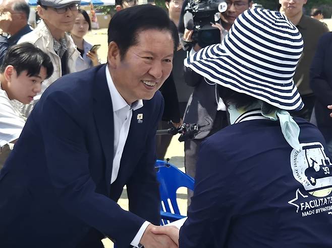 14일 울릉도를 방문한정청래 더불어민주당 총괄상임선대위원장이 주민들과 인사하고 있다. <홍준기 기자>