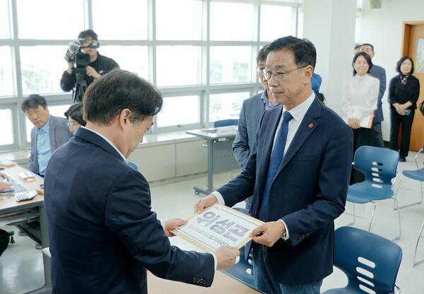 6.3지방선거 후보자 등록 첫날인 14일 위성곤 제주도지사 후보가 후보등록을 하고 있다. ⓒ헤드라인제주