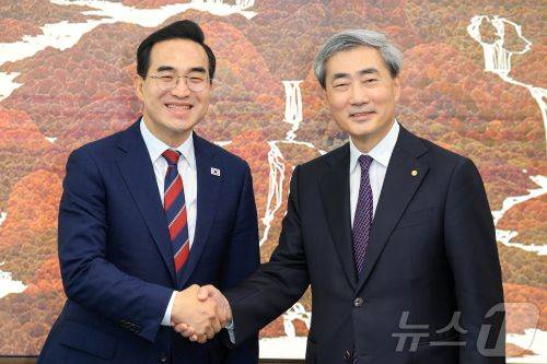 사진 왼쪽부터 박홍근 기획예산처 장관과 신현송 한국은행 총재가 14일 서울 중구 한국은행 본점에서 열린 첫 회동에서 악수를 나누고 있다. / 사진제공 = 뉴스1