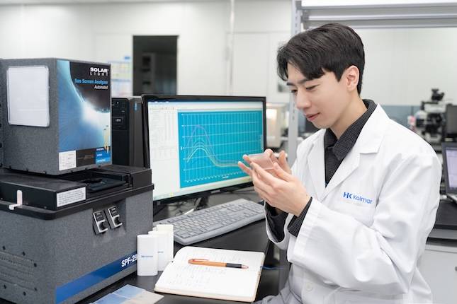 한국콜마 UV테크이노베이션 연구소에서 연구원이 자외선 차단 관련 연구를 진행하고 있다./사진=한국콜마 제공