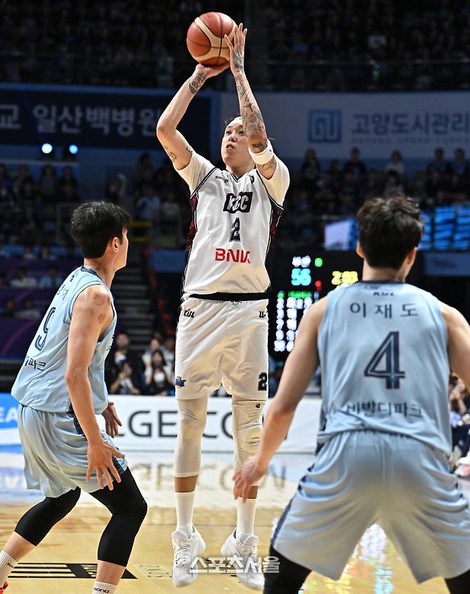 부산 KCC 최주용이 13일 고양소노아레나에서 열린 2025~2026 프로농구 고양 소노와의 챔프언결정전 5차전에서 슛을 시도하고 있다. 고양 | 최승섭기자 thunder@sportsseoul.com