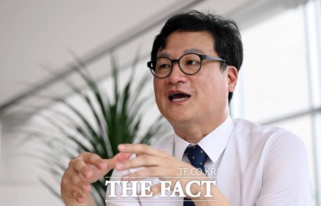 울산시장 선거에 출마한 황명필 조국혁신당 후보가 김상욱 더불어민주당 후보와 단일화했다.사진은 2024년 7월 국회 의원회관에서 <더팩트> 취재진과 인터뷰를 갖고 있는 황 후보. /임영무 기자