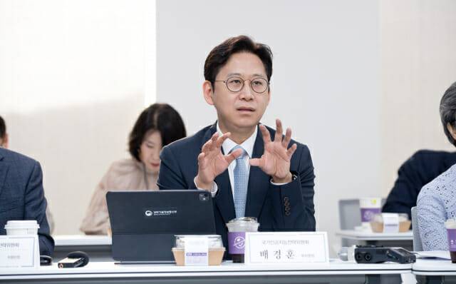 배경훈 부총리 겸 과학기술정보통신부 장관이 14일 오전 서울 중구 서울스퀘어 국가인공지능전략위원회에서 '국가인공지능전략위원회 제18차 운영위원회'를 주재하고 있다. 2026.5.14 (사진=과학기술정보통신부)