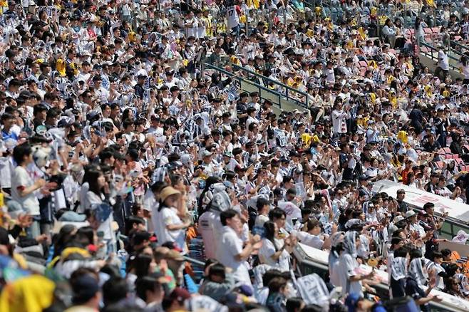어린이날인 5일 KBO 프로야구 두산 베어스와 LG 트윈스의 경기가 열린 서울 잠실야구장에서 관중들이 응원하는 모습. 사진은 기사의 특정 내용과 관련 없음. 연합뉴스