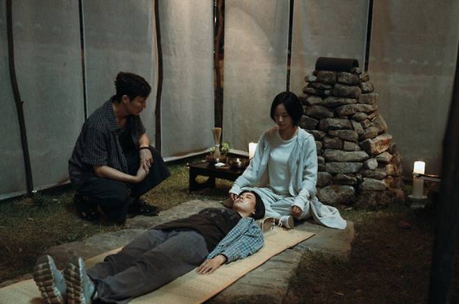 ‘기리고’ 3회. 엠제트(MZ) 무당 하영이 세아를 무의식 상태에 빠뜨리고 저주의 공간을 가로질러 저주의 매개물을 찾도록 돕는다. 하영과 방울은 자신의 위험을 무릅쓰고, 세아를 도와 악귀를 물리친다. 넷플릭스 제공