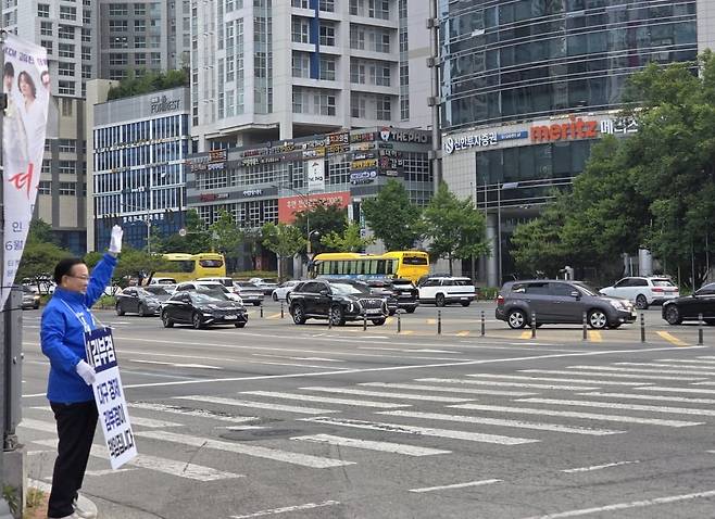 김부겸 더불어민주당 대구시장 후보가 14일 범어네거리에서 첫 출근 인사를 시작했다. 김부겸 후보 캠프 제공