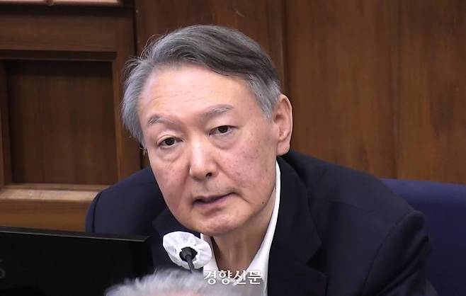 윤석열 전 대통령이 지난 1월9일 서울 서초구 서울중앙지법에서 열린 내란 우두머리 혐의 사건 공판에서 발언하고 있다. 서울중앙지법 제공