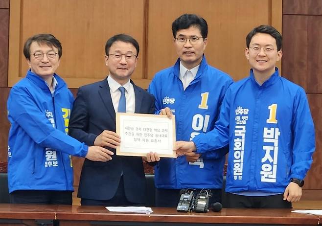 13일 김제시 한국농어촌공사 새만금33센터에서 열린 전북·새만금 사업 지원 현장 기자간담회가 열렸다. 왼쪽부터 김의겸 군산·김제·부안갑 국회의원 후보, 한병도 민주당 원내대표, 이원택 전북지사 후보,박지원 군산·김제·부안을 국회의원 후보. 이원택 후보 캠프 제공