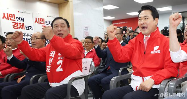 (세종=뉴스1) 김기남 기자 = 장동혁 국민의 힘 당대표가 14일 세종시 나성동 최민호 국민의 힘 세종시장 후보 선거사무소 개소식에 참석하여 선거승리 화이팅을 외치고 있다. 2026.5.14/뉴스1 Copyright (C) 뉴스1. All rights reserved. 무단 전재 및 재배포, AI학습 이용 금지. /사진=(세종=뉴스1) 김기남 기자