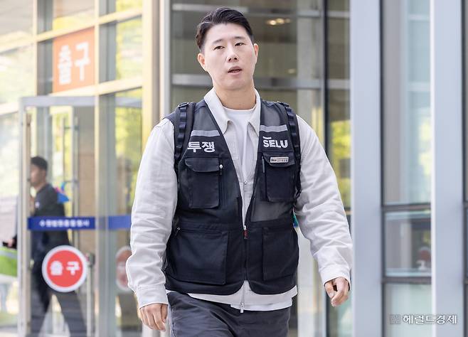 최승호 초기업노동조합 삼성전자지부 위원장이 13일 오전 경기 수원시 수원지방법원에서 열린 삼성전자 ‘위법 쟁의행위 금지’ 가처분 신청 2차 심문에 출석하고 있다. 법원이 가처분을 인용할 경우 파업의 동력은 크게 약화될 수 있어, 이번 결정이 사태의 중대한 분수령이 될 전망이다. 법원의 판단은 14일 또는 15일쯤 나올 것으로 예상된다. 수원=윤창빈 기자