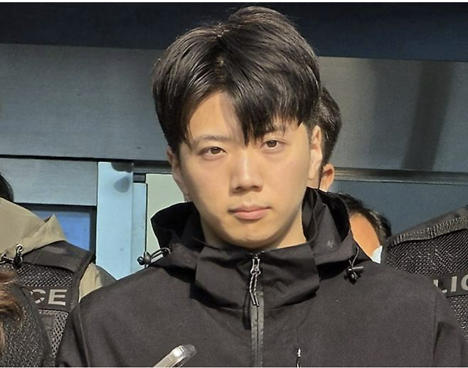 광주 도심에서 일면식 없는 여고생을 살해해 살인·살인미수 등의 혐의를 받는 장윤기(23)가 14일 오전 광주 서부경찰서에서 검찰에 송치되고 있다. 뉴스1