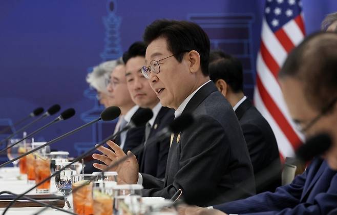 이재명 대통령이 지난해 10월 29일 경북 경주박물관에서 도널드 트럼프 미국 대통령과 한미 정상회담을 하고 있다. 연합뉴스