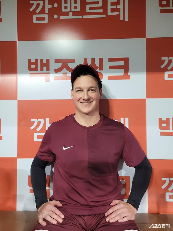 키움과 부상 대체 외국인 투수 계약을 맺은 케니 로젠버그가 드디어 1군에 합류했다. 로젠버그는 14일 고척 스카이돔에서 취재진과 인터뷰를 진행했다. 그는 “마침내!”라는 한 단어로 팀에 합류한 소감을 전했다. 고척|장은상 기자 award@donga.com