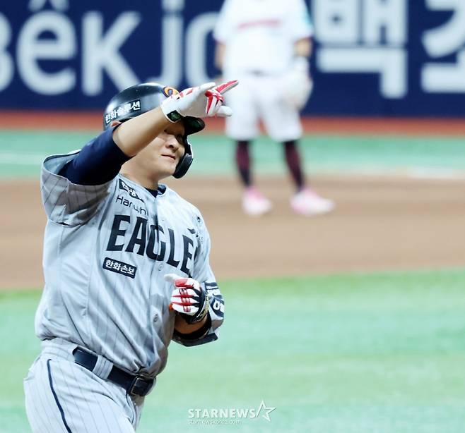 한화 이글스 김태연이 14일 고척스카이돔에서 열린 키움 히어로즈와 2026 신한 SOL KBO리그 방문경기 5회초 안우진을 상대로 역전 솔로홈런을 터트린 뒤 세리머니를 하고 있다. /사진=강영조 선임기자