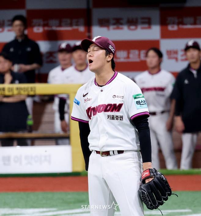 키움 히어로즈 안우진이 14일 고척스카이돔에서 열린 한화 이글스와 2026 신한 SOL KBO리그 홈경기 5회초 실점한 뒤 아쉬워하고 있다. /사진=강영조 선임기자
