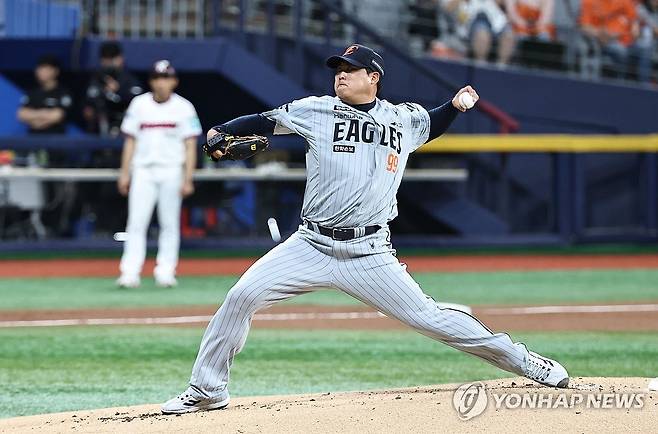 역투하는 한화 선발 류현진 (서울=연합뉴스) 김인철 기자 = 12일 서울 구로구 고척스카이돔에서 열린 2026 프로야구 KBO리그 한화 이글스와 키움 히어로즈의 경기. 한화 선발 투수 류현진이 역투하고 있다. 2026.5.12 yatoya@yna.co.kr