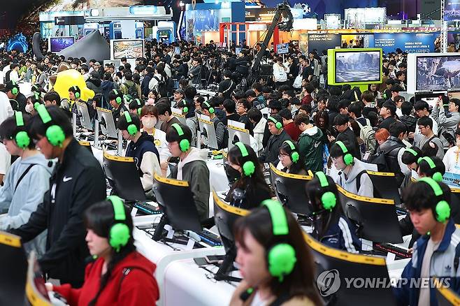 국내최대 게임쇼 지스타 개막 (부산=연합뉴스) 손형주 기자 = 13일 오전 부산 벡스코에서 개막한 국내 최대 게임쇼 2025 지스타에서 관람객들이 게임을 즐기고 있다. 지스타는 오는 16일까지 총 44개국, 1천273개사, 3천269부스 규모로 열린다. 2025.11.13 handbrother@yna.co.kr