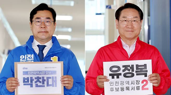 ▲ 제9회 전국동시지방선거 인천시장에 출마한 더불어민주당 박찬대(왼쪽) 후보와 국민의힘 유정복 후보가 지난 14일 인천 미추홀구 인천시선거관리위원회에서 각각 후보 등록을 하기 전 제출 서류를 들고 사진 촬영을 하고 있다. /이재민 기자 leejm@incheonilbo.com