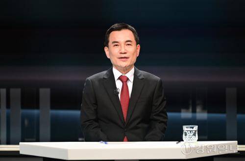 ◇김진태 국민의힘 강원지사 후보가 13일 KBS춘천방송총국에서 열린 6·3 지방선거 후보자 초청 토론회에서 발언하고 있다. 신세희기자