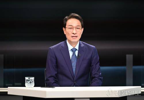◇우상호 더불어민주당 강원지사 후보가 13일 KBS춘천방송총국에서 열린 6·3 지방선거 후보자 초청 토론회에서 발언하고 있다. 신세희기자