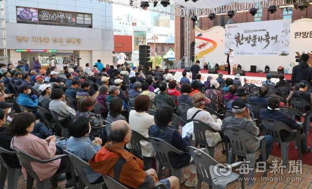 지난 8일 오후 대구 중구 약령시 한방문화축제 공연장이 방문객들로 가득 찼다. 같은 시각 인근 동성로 축제 부스 앞이 한산했던 것과는 사뭇 다른 풍경이다.