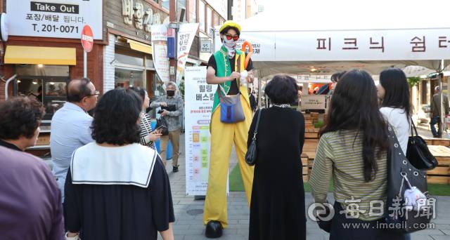 약령시 한방문화축제 피크닉 쉼터 앞에서 풍선 아티스트가 방문객들에게 각양각색의 풍선 작품을 만들어 선물하고 있다. 한방 체험과 먹거리에 이어 쉼터 곳곳에 배치된 공연·퍼포먼스가 방문객의 체류 시간을 자연스럽게 늘렸다. 정운철 기자 woon@imaeil.com