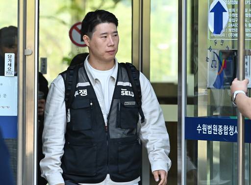 최승호 초기업노조 삼성전자지부 위원장이 지난 13일 경기 수원시 영통구 수원지방법원에서 열린 삼성전자 노조 위법 쟁의행위 금지 가처분 신청 2차 심문을 마친 뒤 법원을 나서고 있다./뉴시스