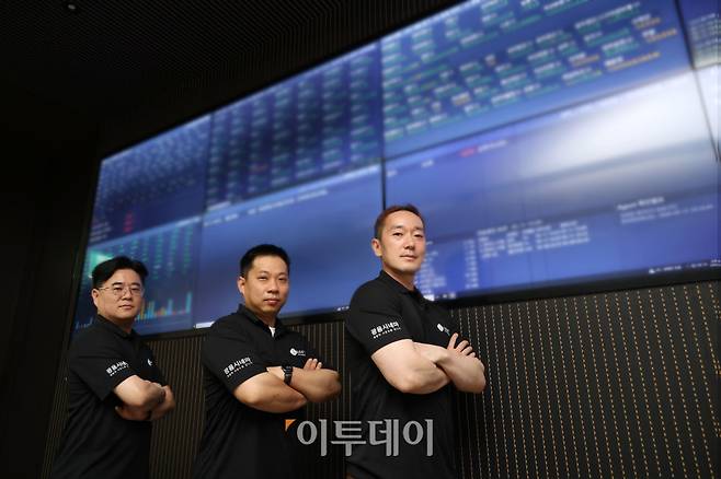 롯데컬처웍스 NOC파트 윤용섭(가운데) 센터장, 우석봉(왼쪽) 권역장, 정진하 책임이 11일 서울 롯데시네마 월드타워점에서 이투데이와 인터뷰에 앞서 포즈를 취하고 있다.(고이란 기자 photoeran@)