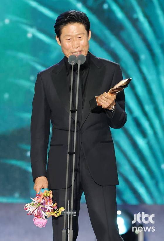 배우 유해진이 '제62회 백상예술대상' 영화부문 대상 수상자로 소감을 말하고 있다. 방송·영화·연극과 뮤지컬을 아우르는 국내 유일무이 종합 예술 시상식 '제62회 백상예술대상 with 구찌'는 8일 오후 7시 50분 서울 강남구 코엑스 D홀에서 개최됐다. 특별취재반 / 2026. 05. 08/특별취재반 / 2026. 05. 08/