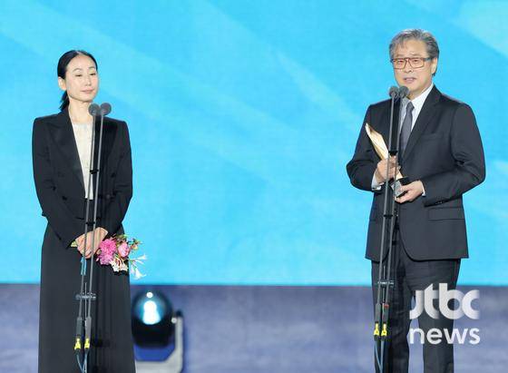 영화 '어쩔수가없다' 제작사 모호필름의 백지선 대표와 박찬욱 감독이 '제62회 백상예술대상'에서 영화부문 작품상을 수상한 후 소감을 말하고 있다. 방송·영화·연극과 뮤지컬을 아우르는 국내 유일무이 종합 예술 시상식 '제62회 백상예술대상 with 구찌'는 8일 오후 7시 50분 서울 강남구 코엑스 D홀에서 개최됐다. 특별취재반 / 2026. 05. 08/