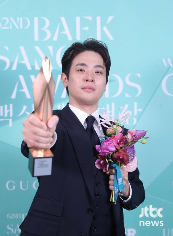 배우 박정민이 '제62회 백상예술대상'에서 영화부문 남자 최우수 연기상을 수상한 후 트로피 세리머니를 하고 있다. 방송·영화·연극과 뮤지컬을 아우르는 국내 유일무이 종합 예술 시상식 '제62회 백상예술대상 with 구찌'는 8일 오후 7시 50분 서울 강남구 코엑스 D홀에서 개최됐다. 특별취재반 / 2026. 05. 08/